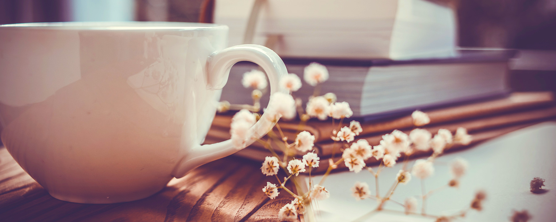 コーヒーカップと花と本 - Webデザインテンプレート カフェ
